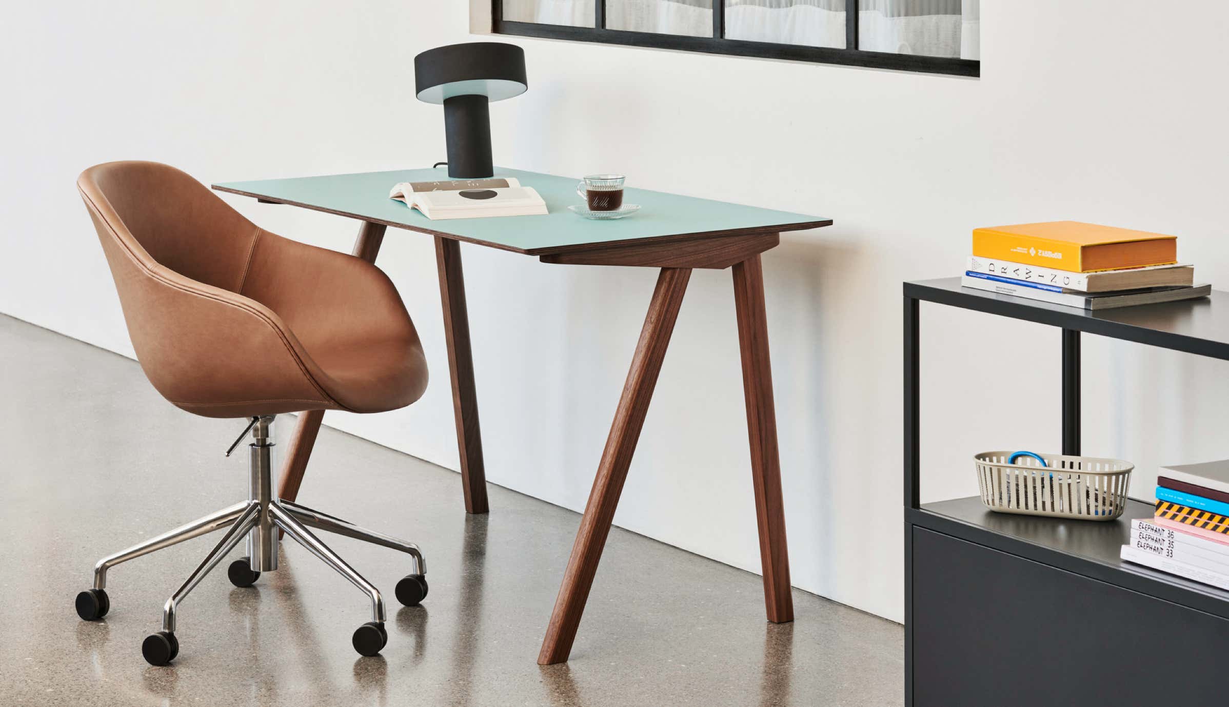 cph-90-aquavert-linoleum-wb-lacquer-walnut-base_aac-155_sense-nougat-alu-tilt-swivel-base_slant-soft-black-2396.jpg